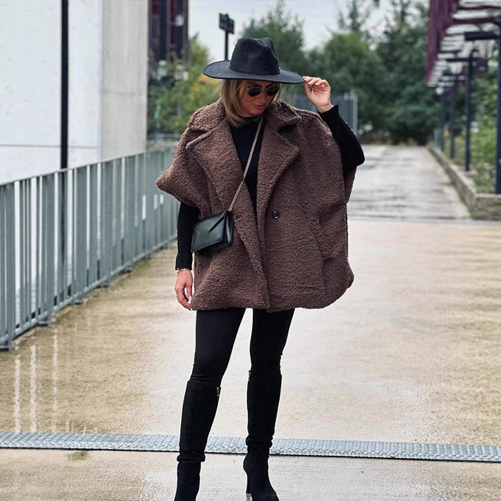 Damen Kurzes Teddy-Cape mit Reverskragen und verdeckter Knopfleiste Echoarchiv