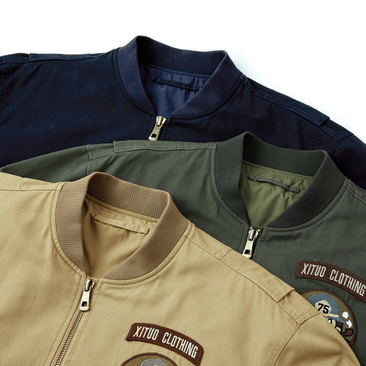 Herren Kurzgeschnittener Piloten-Bomber mit Utility-Taschen und gestickten Patches Echoarchiv
