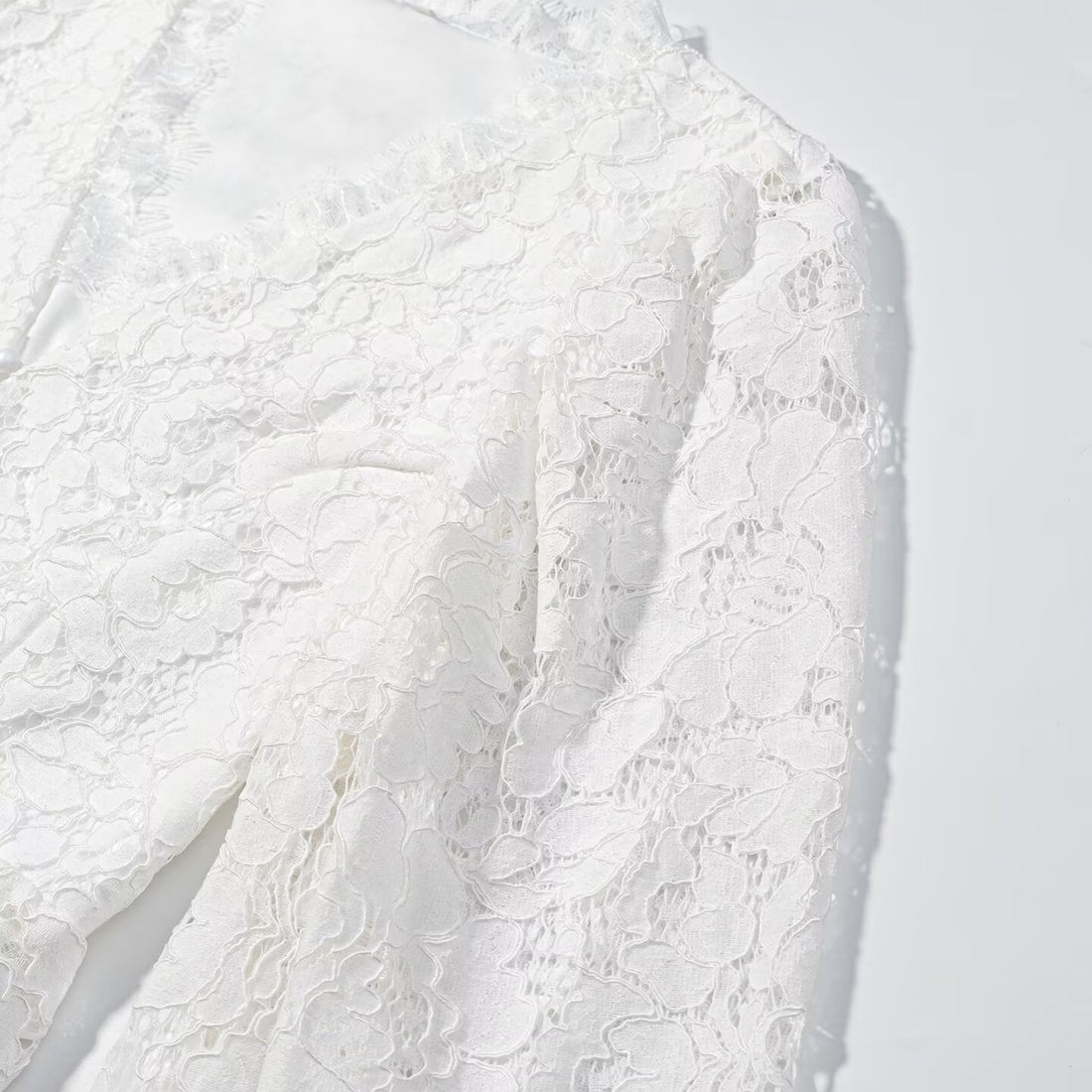 Damen Spitzen-Blusenjacke mit tailliertem Peplum und voluminösen Ballonärmeln Echoarchiv