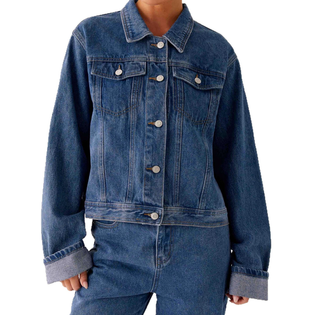 Damen trendige Denimjacke im lässigen Schnitt mit aufgesetzten Taschen und Knopfdetails Echo Archiv