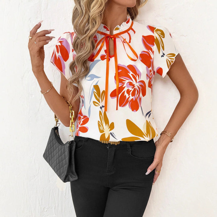 Damen Kurzarmbluse mit Rüschenkragen, Bindeband und floralem Print – Élovi