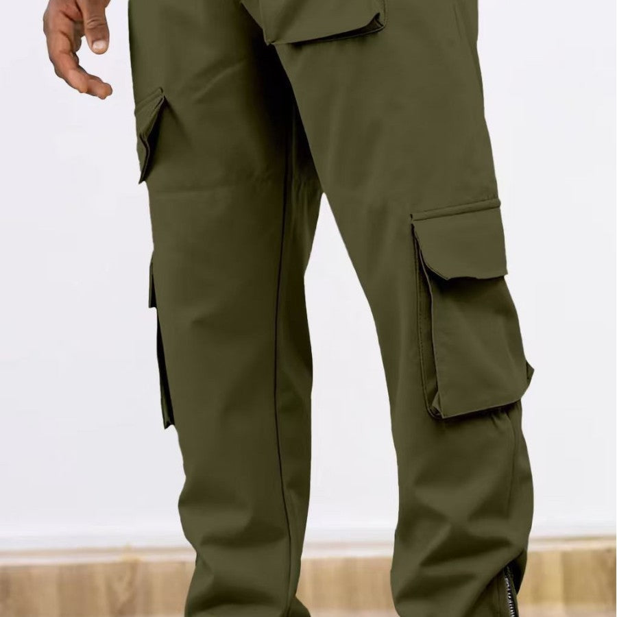 Herren moderne Cargo-Hose mit praktischen Taschen und Reißverschlussdetails Echoarchiv