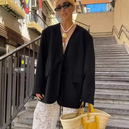 Damen nan kastenförmiger Blazer mit tiefem V-Ausschnitt, Bindebandverschluss und Pattentaschen Echo Archiv