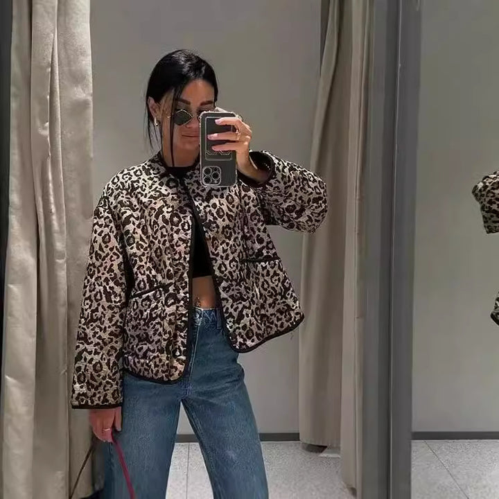 Damen 60+ gesteppte Kurzblousonjacke im Animalprint mit Rundhals und aufgesetzten Taschen Echo Archiv