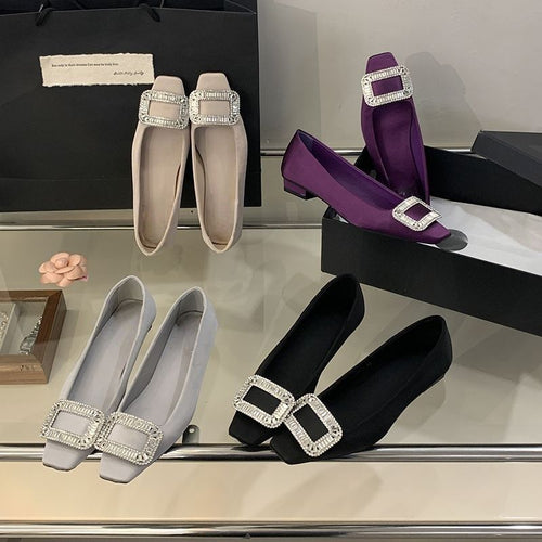 Damen Satin-Ballerinas mit quadratischer Zehenpartie und strassbesetzter Schmuckschließe – Lioré