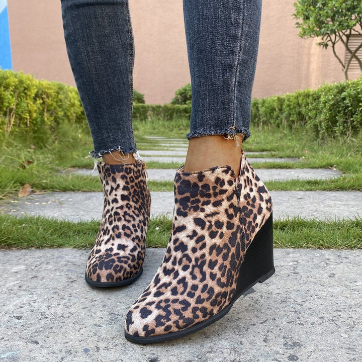 Damen knöchelhohe Keilabsatz‑Stiefelette mit seitlichem Reißverschluss – Varelle