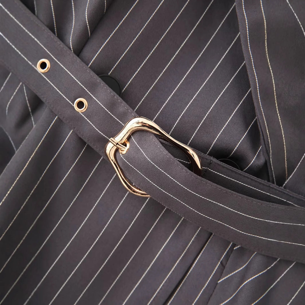 Damen nan tailliertes Blazerkleid mit Nadelstreifen, Bindegürtel und asymmetrischem Saum Echo Archiv