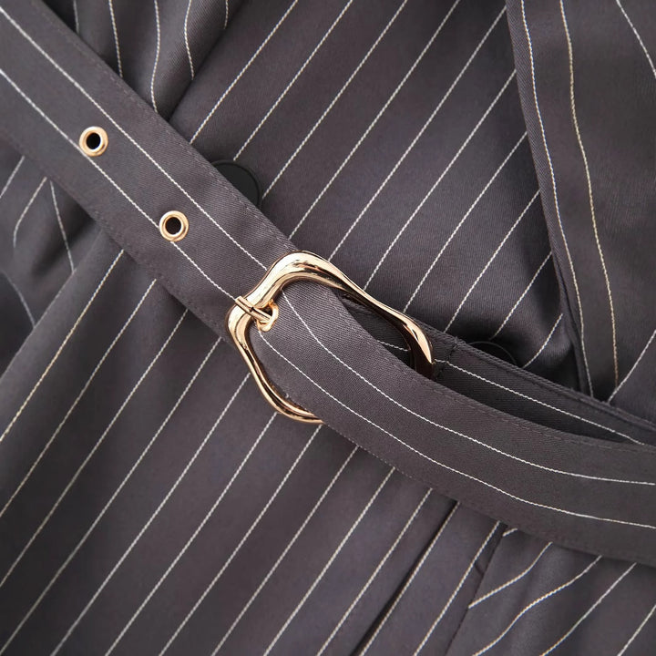 Damen nan tailliertes Blazerkleid mit Nadelstreifen, Bindegürtel und asymmetrischem Saum Echo Archiv