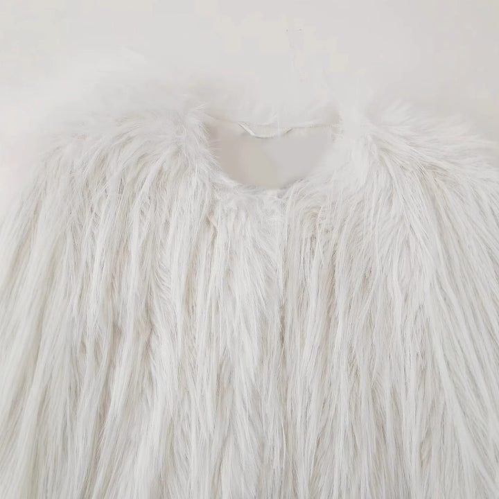 Damen kurze Eco-Kunstpelzjacke mit langfaseriger Flokati‑Optik, Rundhalsausschnitt und nahtverdecktem Innenfutter – Célinea