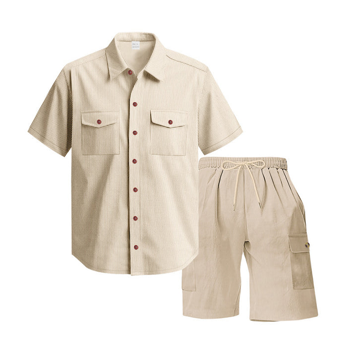 Herren komfortables Freizeitoutfit mit Kurzarmhemd und lockeren Shorts Echoarchiv