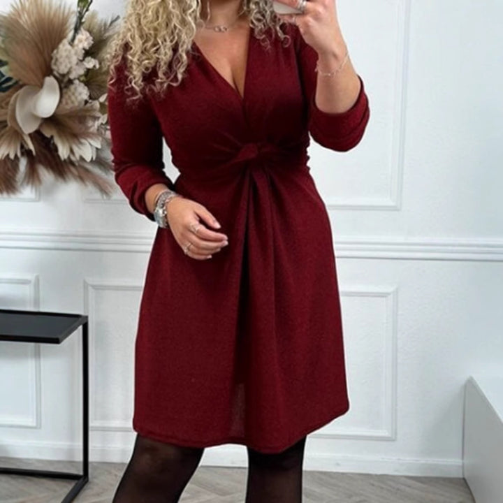 Damen nan knielanges V-Ausschnitt-Kleid mit geraffter Taillenpasse aus leichtem Glanzstrick Echo Archiv