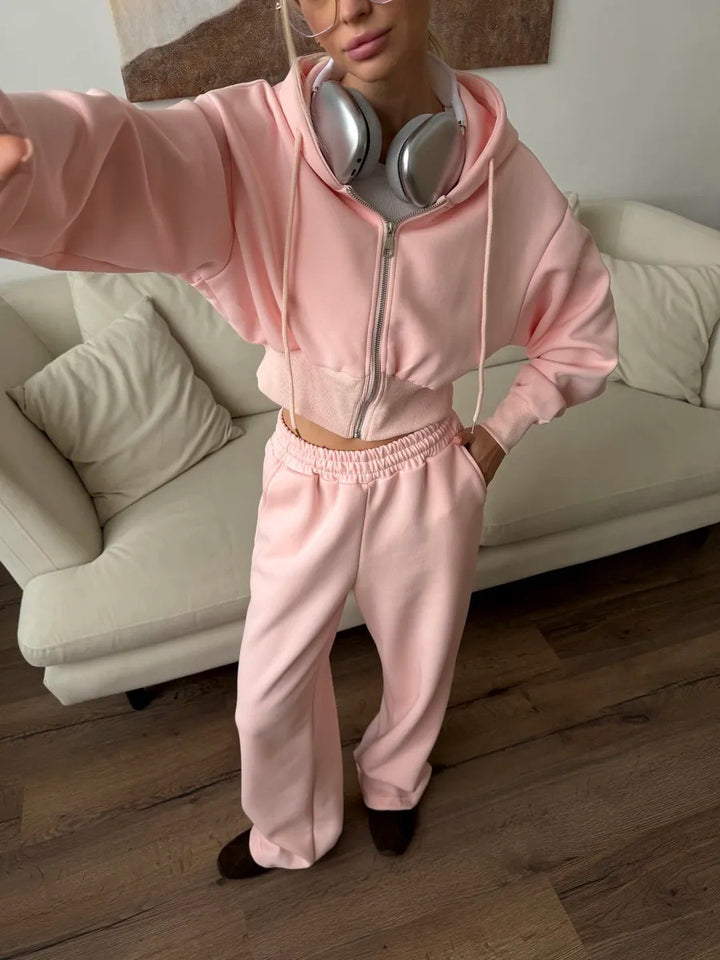 Damen gekürztes Reißverschluss-Hoodie mit Kapuze und hochgeschnittene Relax-Jogginghose mit elastischem Bund – Auréline