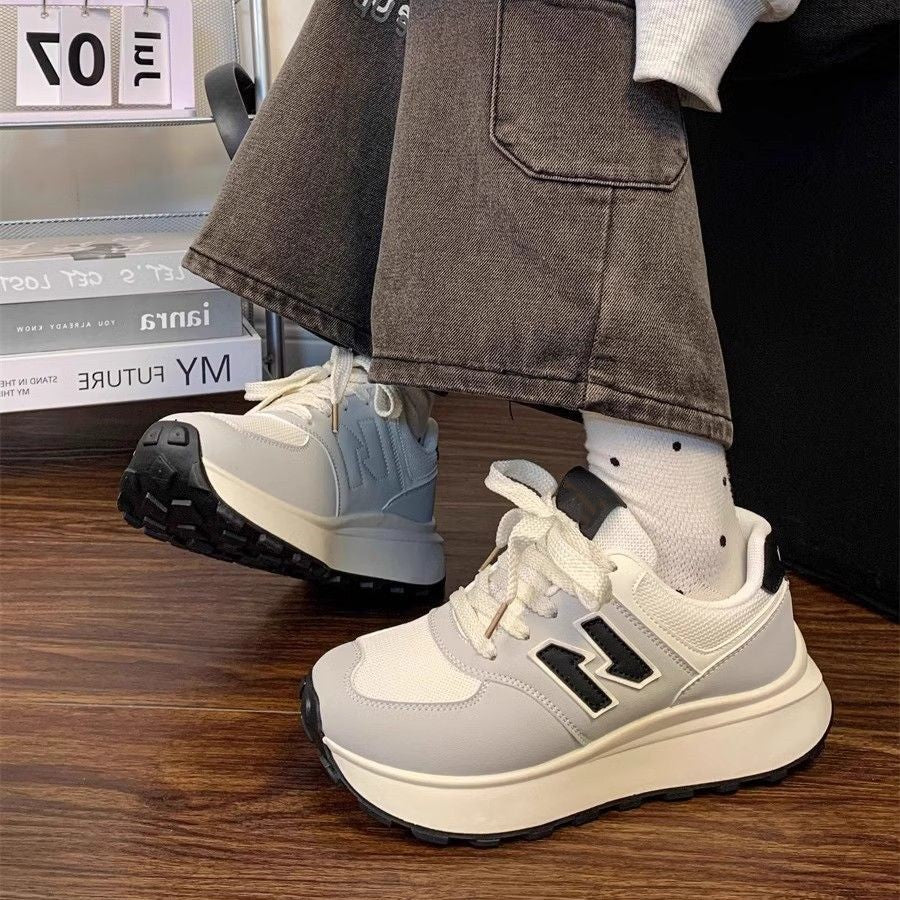 Damen Plateausneaker im Retro-Citystil mit skulpturierter Wedgesohle und atmungsaktiver Netzstruktur – Névara