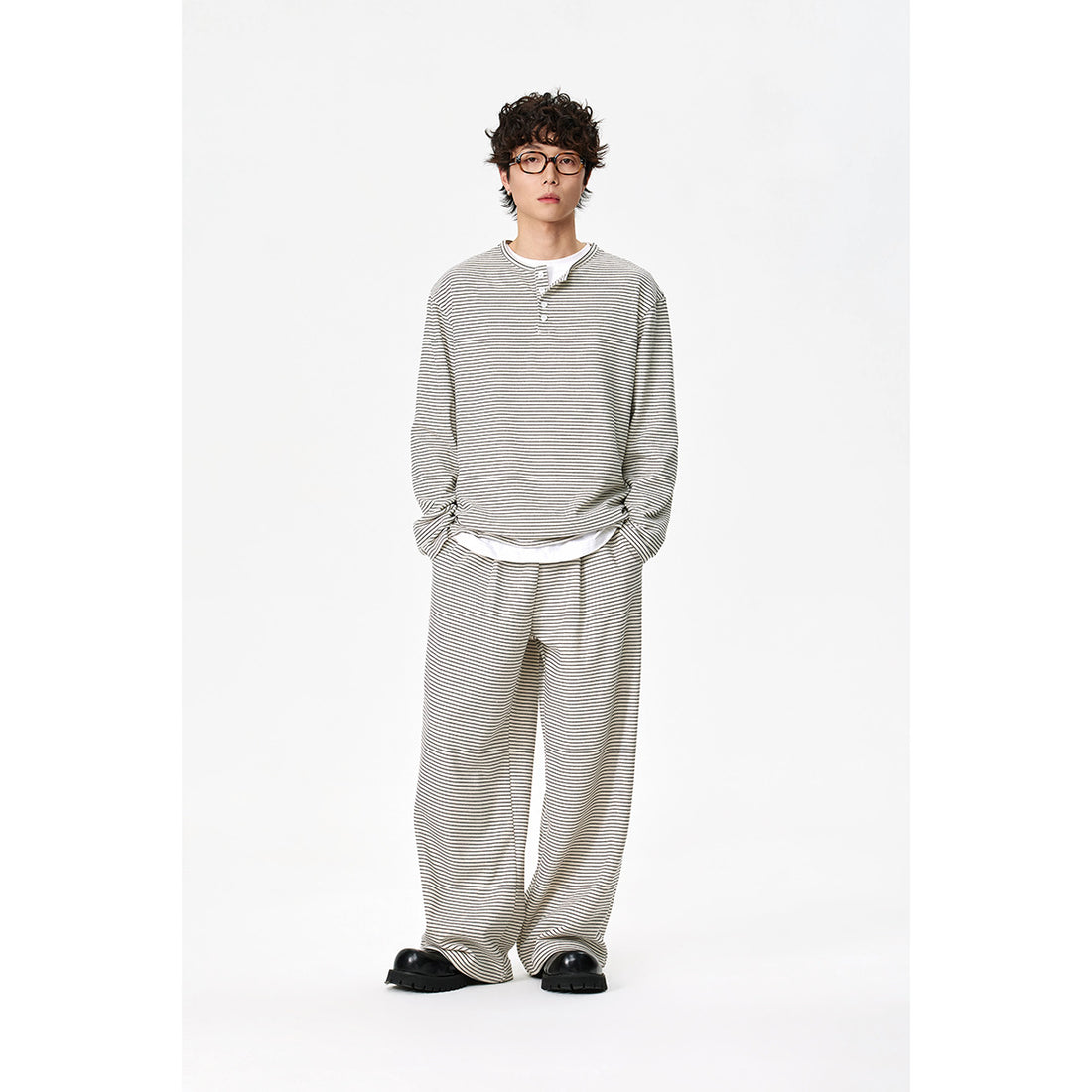 Unisex Gestreiftes Henley-Langarmshirt im Oversize-Relaxed-Schnitt mit Knopfleiste Echoarchiv