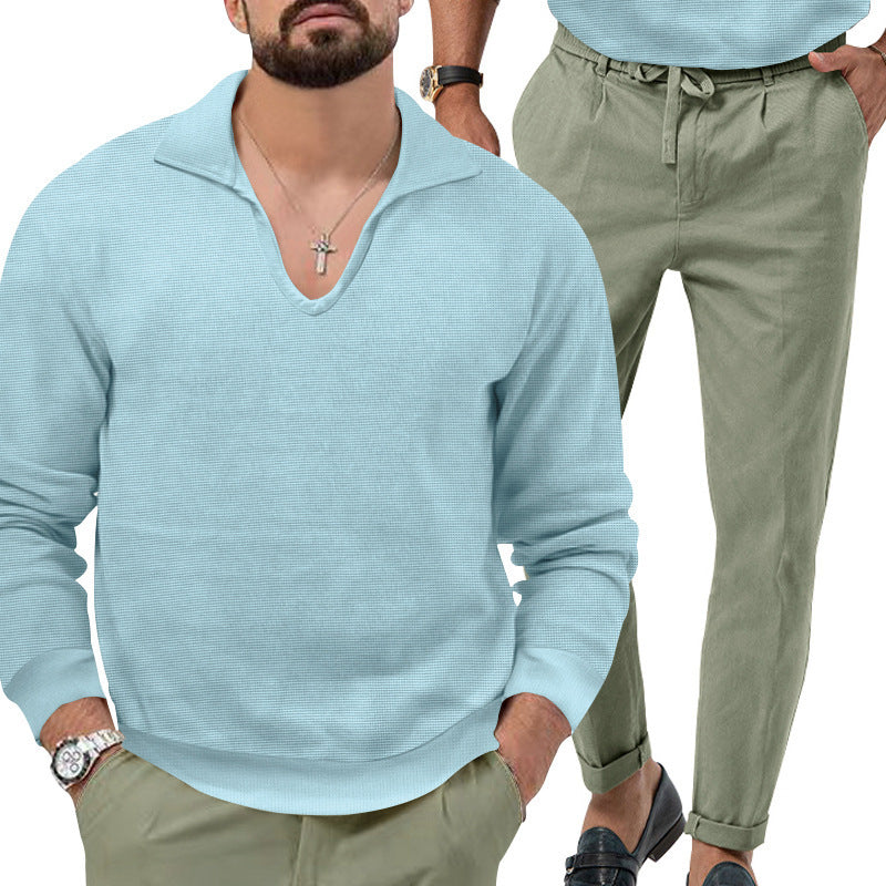 Herren gemütlicher Pullover mit V-Ausschnitt und eleganter Hosenkombination Echoarchiv