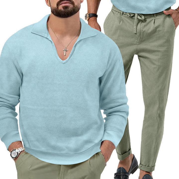Herren gemütlicher Pullover mit V-Ausschnitt und eleganter Hosenkombination Echoarchiv