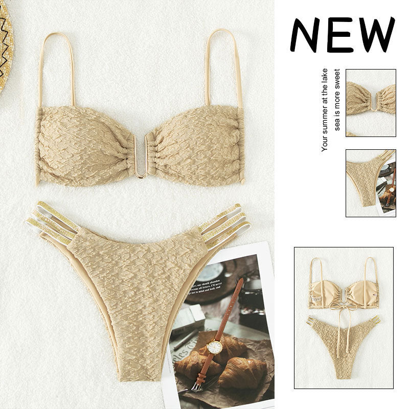 Damen Luxus Bikini mit elegantem Rüschendesign und goldenen Akzenten Echo Archiv