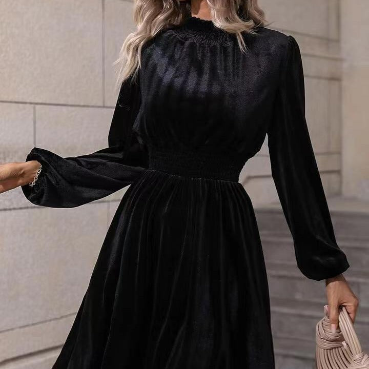Damen Samtkleid mit hochgeschlossenem Design und eleganten langen Ärmeln Echoarchiv