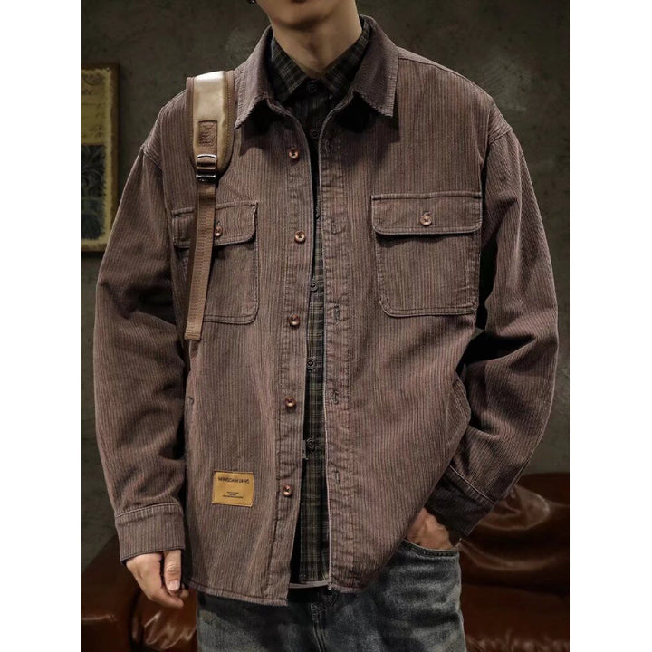 Herren Cord-Überhemdjacke mit aufgesetzten Brusttaschen und entspanntem Oversize-Schnitt Echoarchiv