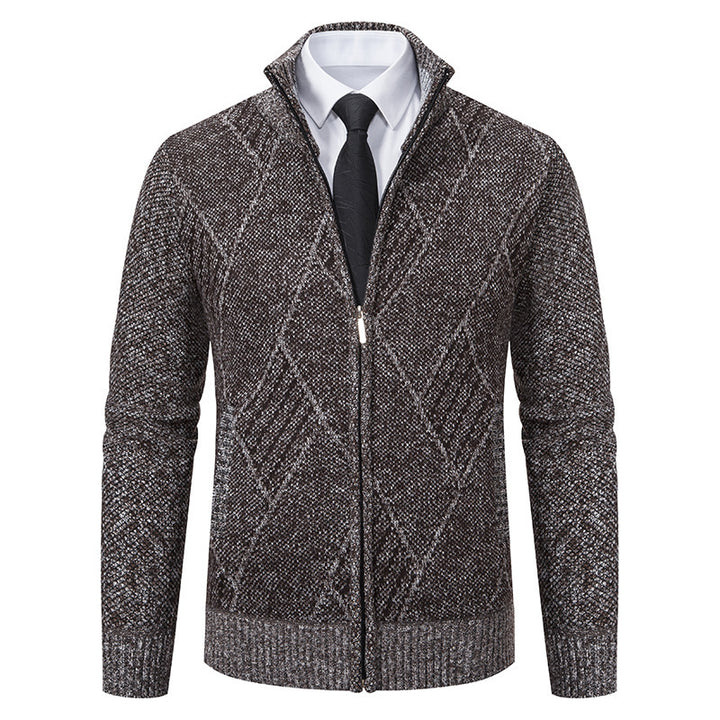 Herren modische Strickjacke mit hohem Kragen und stilvollem Zopfmuster Echoarchiv