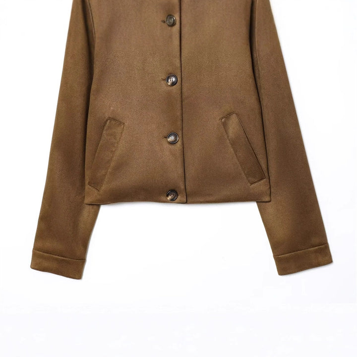 Damen kurze taillierte Boxy-Jacke mit Hemdkragen, Eingrifftaschen und durchgehender Knopfleiste – Célinea