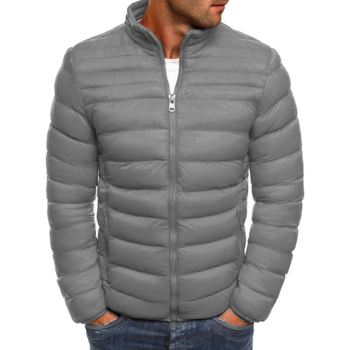 Herren modische Steppjacke mit hohem Kragen und seitlichen Reißverschlusstaschen Echoarchiv