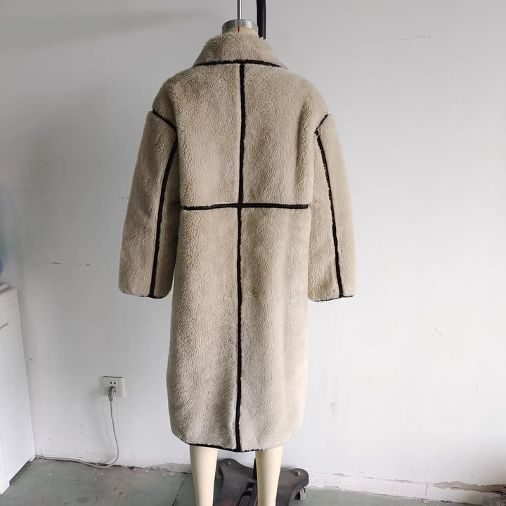 Damen langer Teddy-Mantel mit Knebelverschlüssen, kontrastierender Paspelierung und voluminösem Oversize-Kragen – Montévia