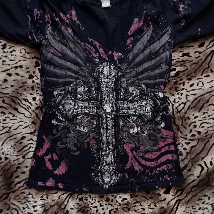 Damen V-Ausschnitt T-Shirt mit beeindruckendem Grafikkreuz Echo Archiv