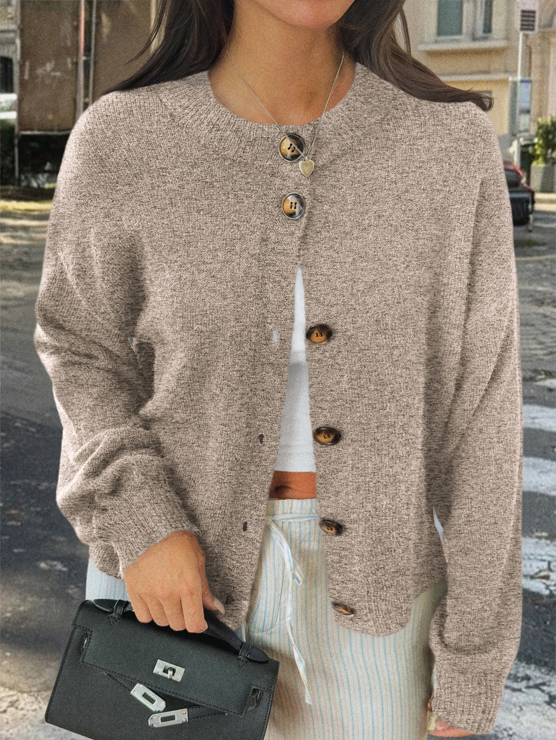 Damen kuscheliger Oversize-Strickcardigan mit Hornknopf-Leiste und Rundhalsausschnitt – Veloura
