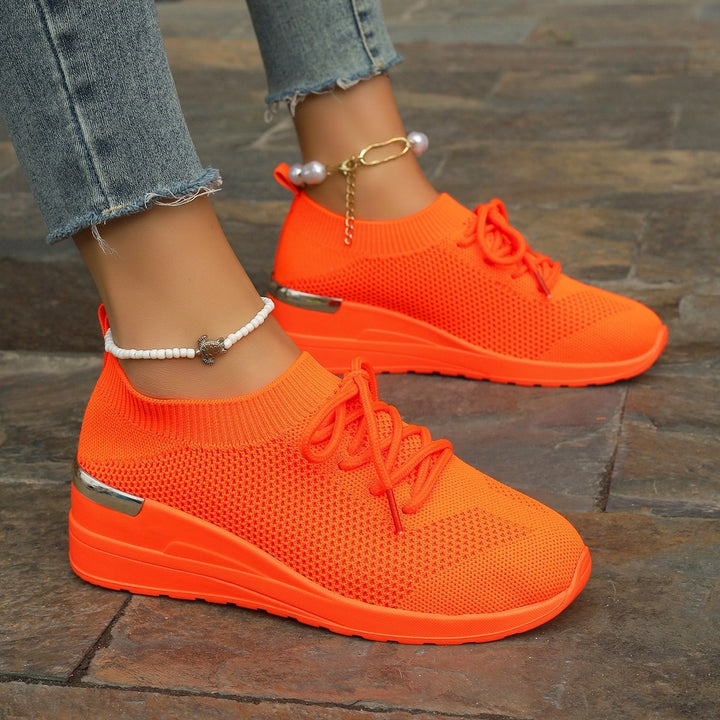 Damen Strick-Sneaker mit Keilsohle, sockenähnlichem Schaft und Metallic-Fersenakzent – Névara