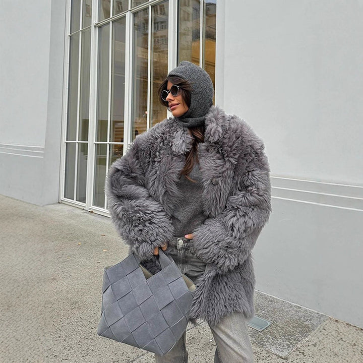 Damen Kurzer Oversize Webpelz‑Mantel mit voluminöser Lockenstruktur und Knopfverschluss Echoarchiv