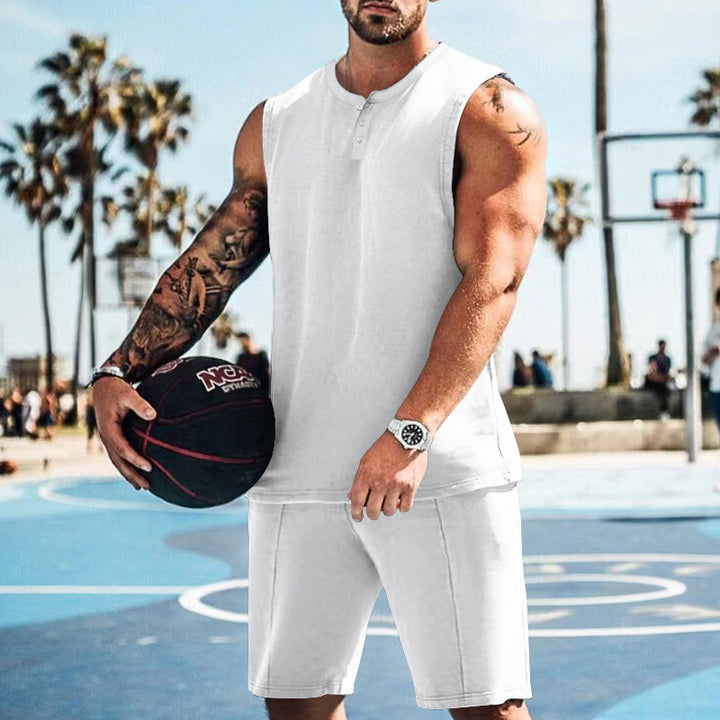 Herren sportliches Trainingsoutfit mit ärmellosem Oberteil und Shorts Echoarchiv