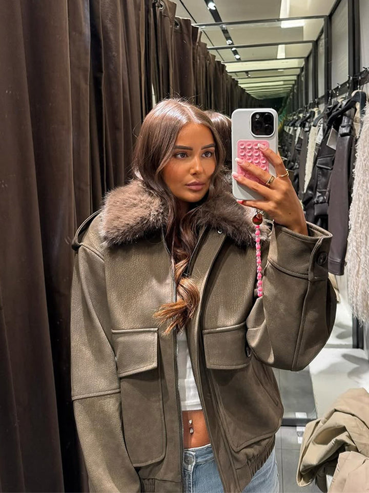Damen Pilotjacke aus Veloursimitat mit abnehmbarem Webpelzkragen und aufgesetzten Pattentaschen Echoarchiv