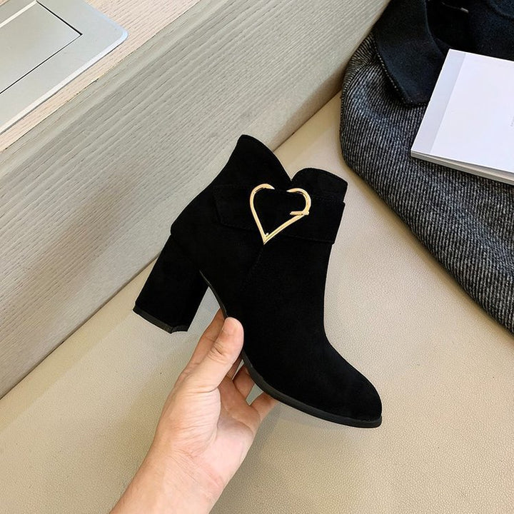 Damen Elegante Blockabsatz Stiefeletten mit Herzdetails Echo Archiv