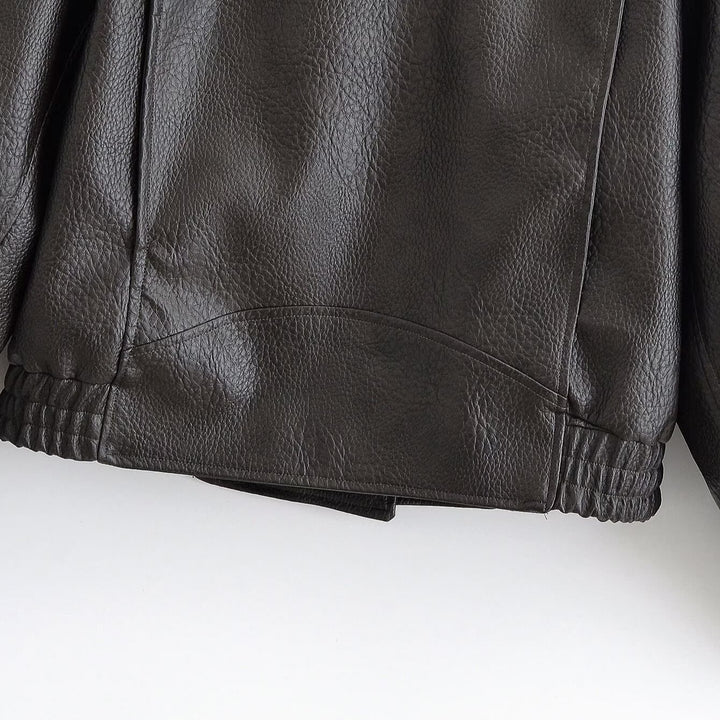 Damen Kurzjacke im Aviator‑Stil aus Kunstleder mit hohem Stehkragen, Schulterriegeln und tailliertem Rippbund Echoarchiv