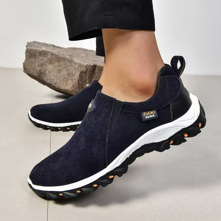 Herren robuste Slip-On-Sneaker aus Velourslederoptik mit elastischen Einsätzen und profilierter Gummilaufsohle – Norré
