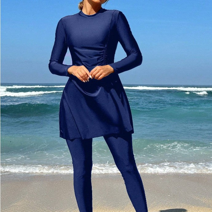 Damen Sportliches Strandoutfit mit figurbetonendem Kleid und langen Leggings Echo Archiv