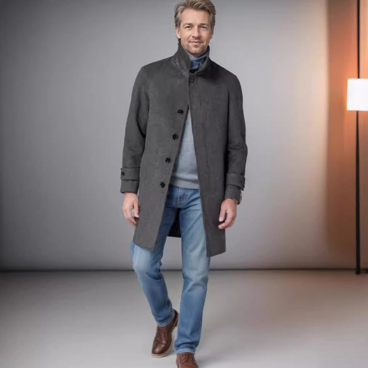 Herren eleganter Trenchcoat mit Taillengürtel und modernen Akzenten Echoarchiv