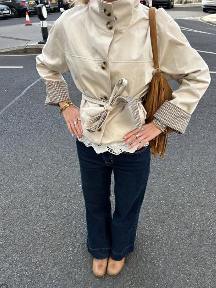 Damen Kurze taillierte Lederimitat-Jacke mit Stehkragen, Karo-Bündchen & Bindegürtel Echoarchiv