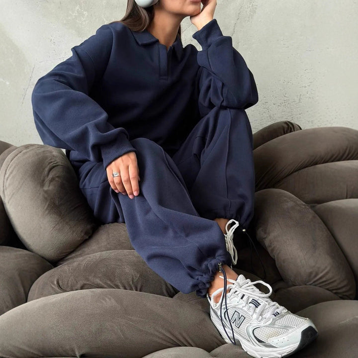 Damen Relaxed Polo-Sweatshirt mit V‑Notch und geraffter Tunnelzug-Jogginghose – Avérine