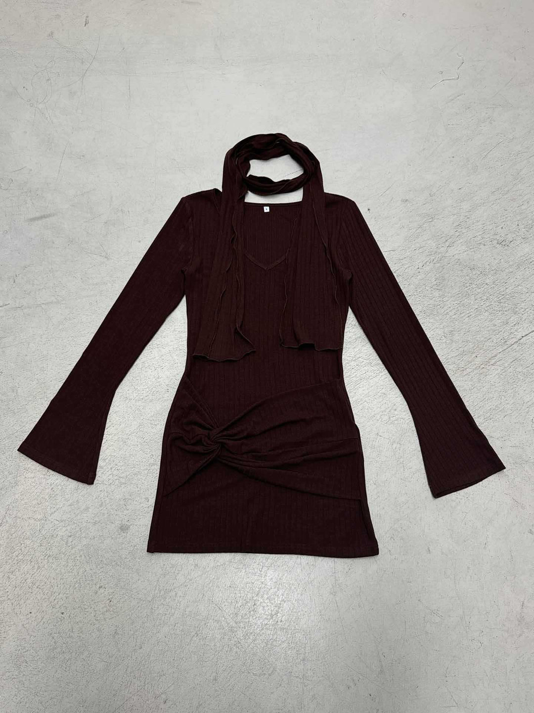 Damen nan figurbetontes Rippenstrick-Minikleid mit Knotendetail, integrierter Schlaufe und Halstuch Echo Archiv