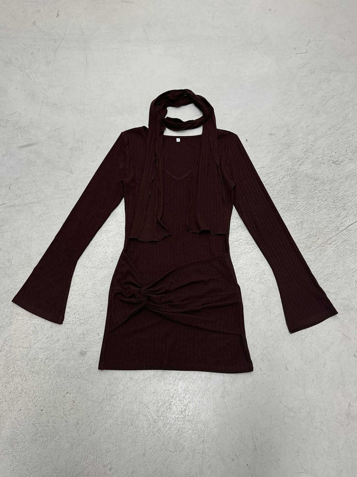 Damen nan figurbetontes Rippenstrick-Minikleid mit Knotendetail, integrierter Schlaufe und Halstuch Echo Archiv