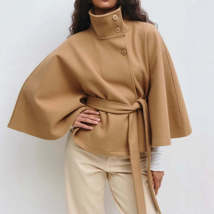 Damen Kurzmantel mit Stehkragen, tailliertem Gürtel und Kimonoärmeln – Célinea