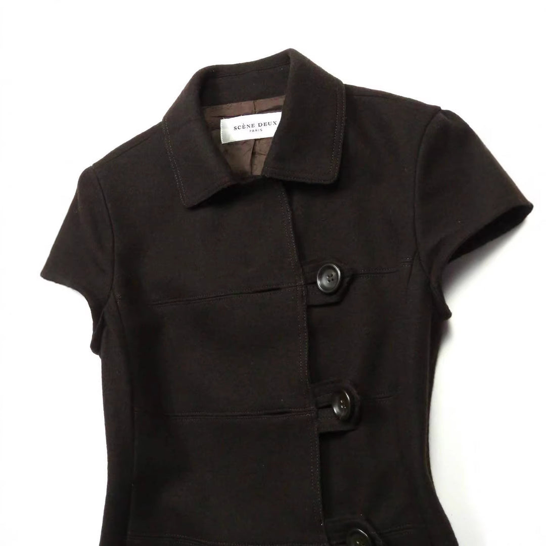 Damen Figurumspielende Kurzarmjacke mit Knopfdetails Echo Archiv