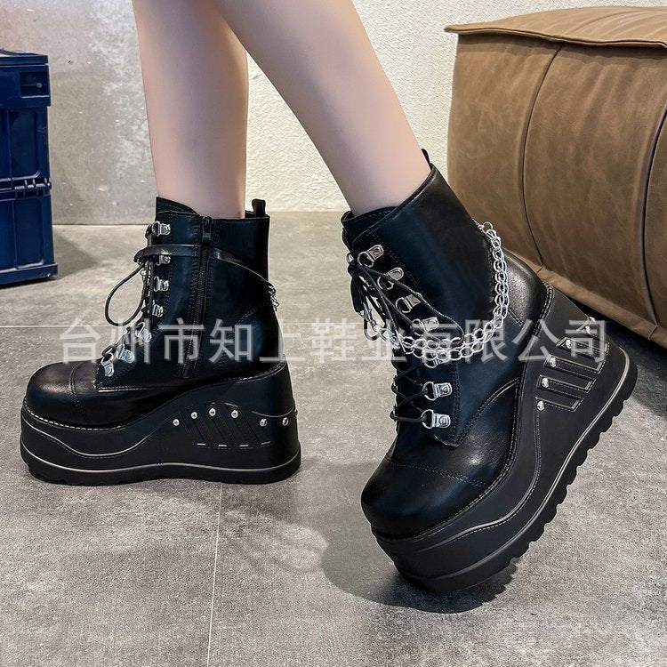 Damen nan Gothic Plateau-Stiefelette mit Schnürung, Ösenriemen und Anhänger-Details Echo Archiv