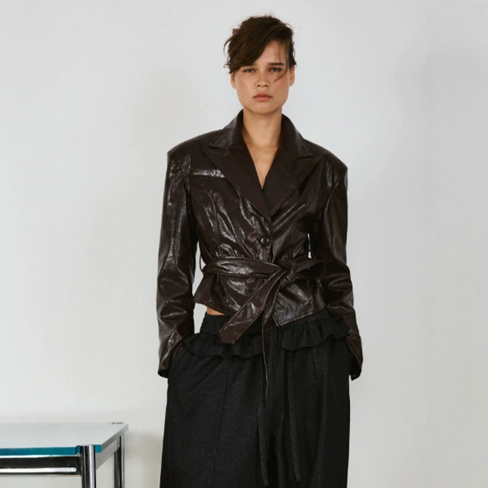 Damen Kurzblazer im Lackleder-Look mit Taillengürtel und fallendem Revers Echoarchiv