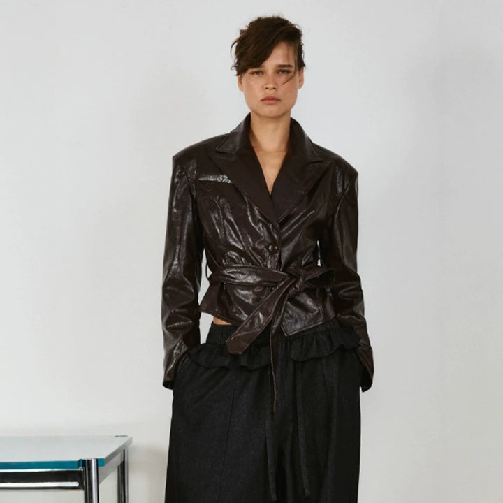 Damen Kurzblazer im Lackleder-Look mit Taillengürtel und fallendem Revers Echoarchiv