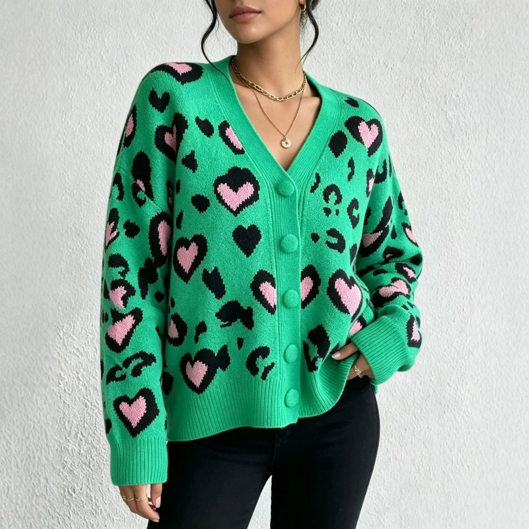 Damen Strickcardigan mit Herz‑Leopard-Jacquard, V‑Ausschnitt und großen Stoffknöpfen – Veloura