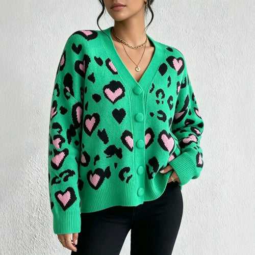 Damen Strickcardigan mit Herz‑Leopard-Jacquard, V‑Ausschnitt und großen Stoffknöpfen – Veloura