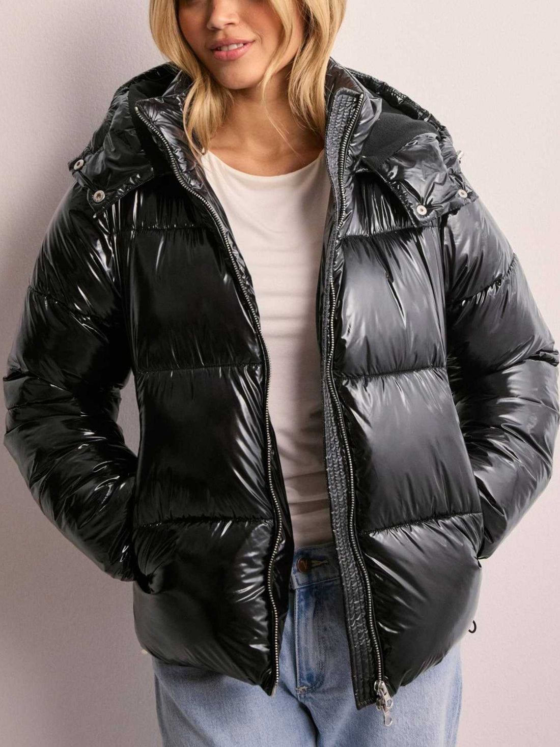 Damen Trendige Hochglanz Daunenjacke mit Kapuze – Célinea
